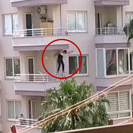 Mersinde polisten kaçmaya çalışan zanlı balkondan aşağıya sarktı